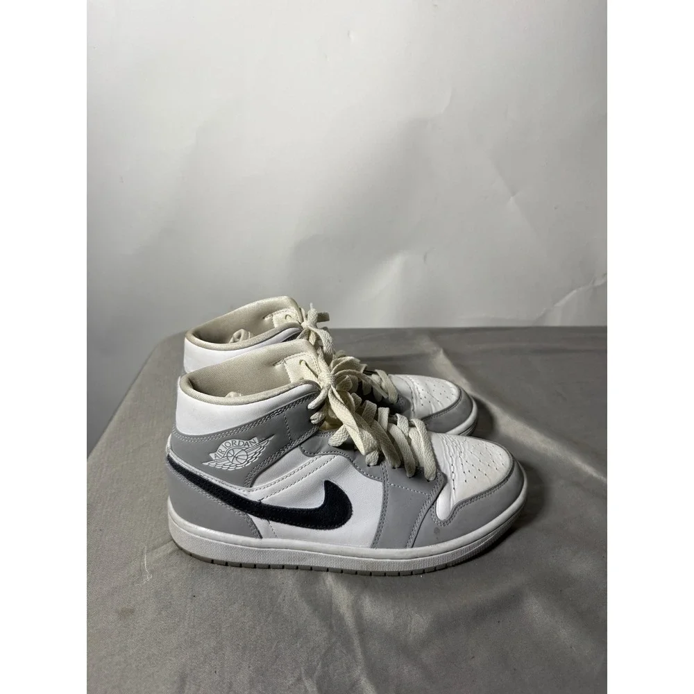 Nike Air Jordan 1 Mid Womens Size 7 Grey White Black Gum Sole Sneaker BQ6472-007